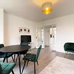 Sofia Place In Vauxhall - 3 Double Beds, 1 Sofa Bed, Spacious Property