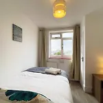 Sofia Place In Vauxhall - 3 Double Beds, 1 Sofa Bed, Spacious Property