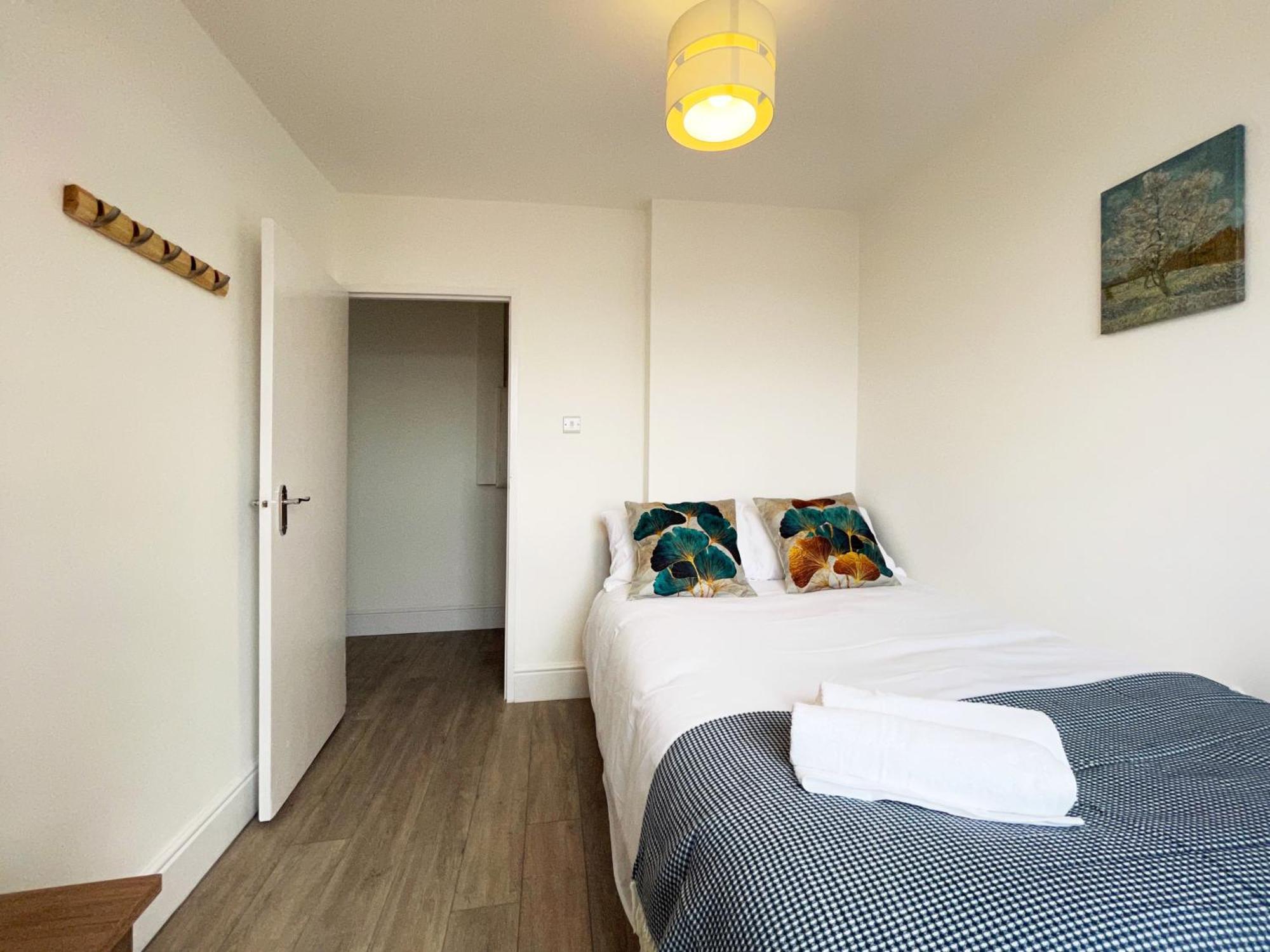 Sofia Place In Vauxhall - 3 Double Beds, 1 Sofa Bed, Spacious