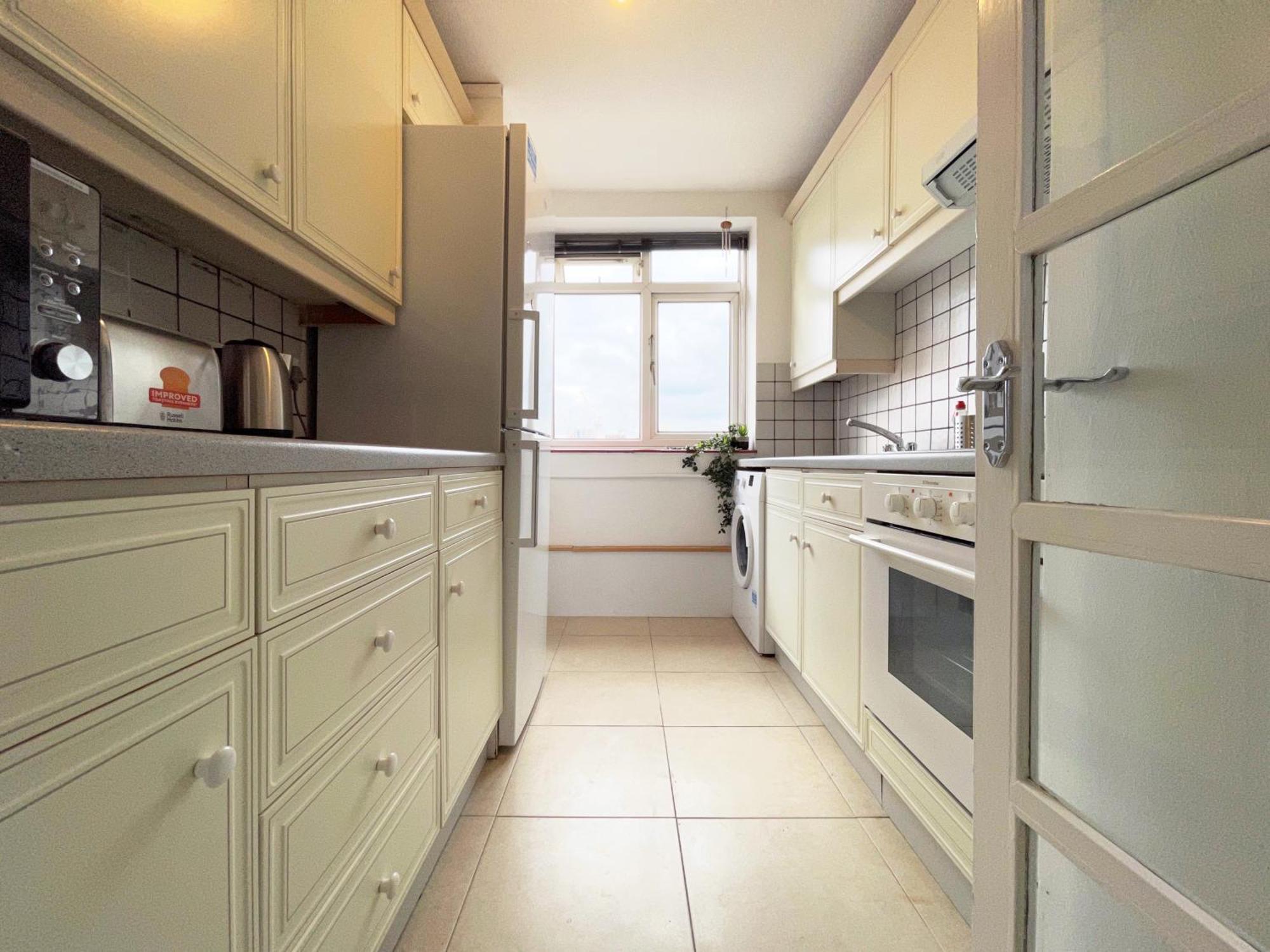 Sofia Place In Vauxhall - 3 Double Beds, 1 Sofa Bed, Spacious Apartment *
