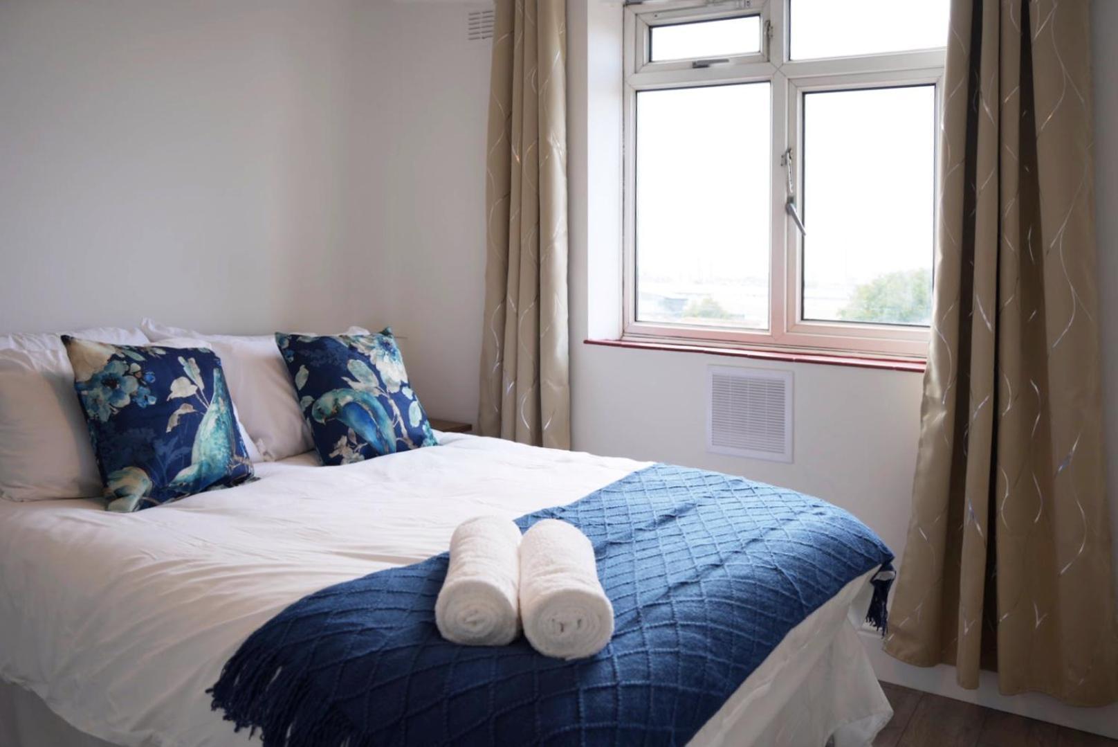 Sofia Place In Vauxhall - 3 Double Beds, 1 Sofa Bed, Spacious Apartment London