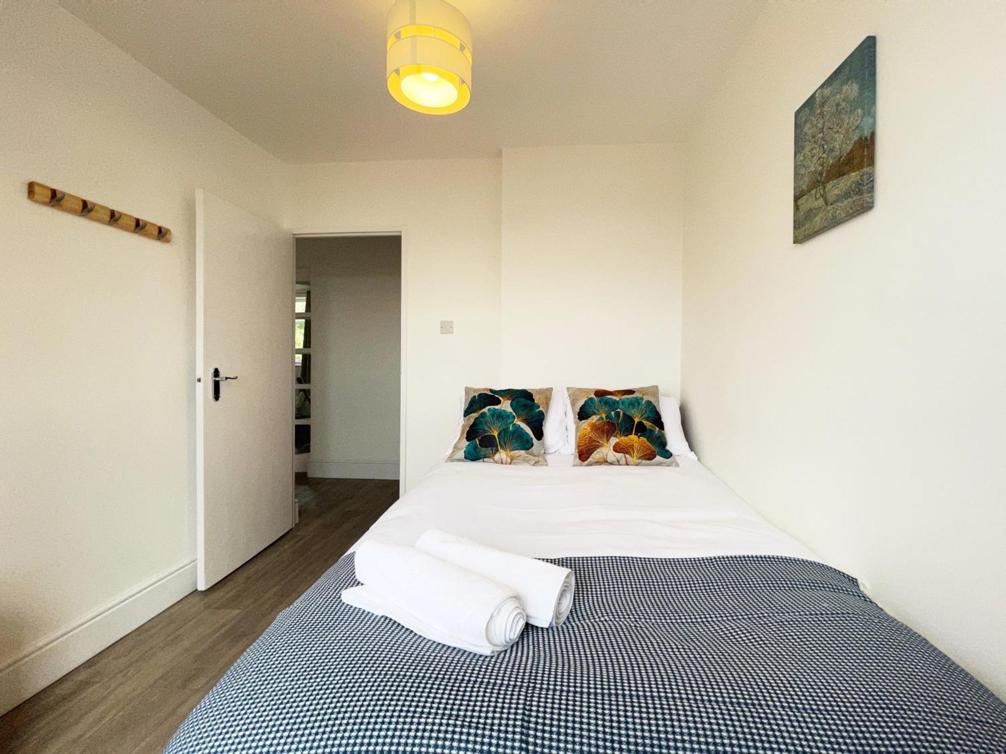 Sofia Place In Vauxhall - 3 Double Beds, 1 Sofa Bed, Spacious Apartment London