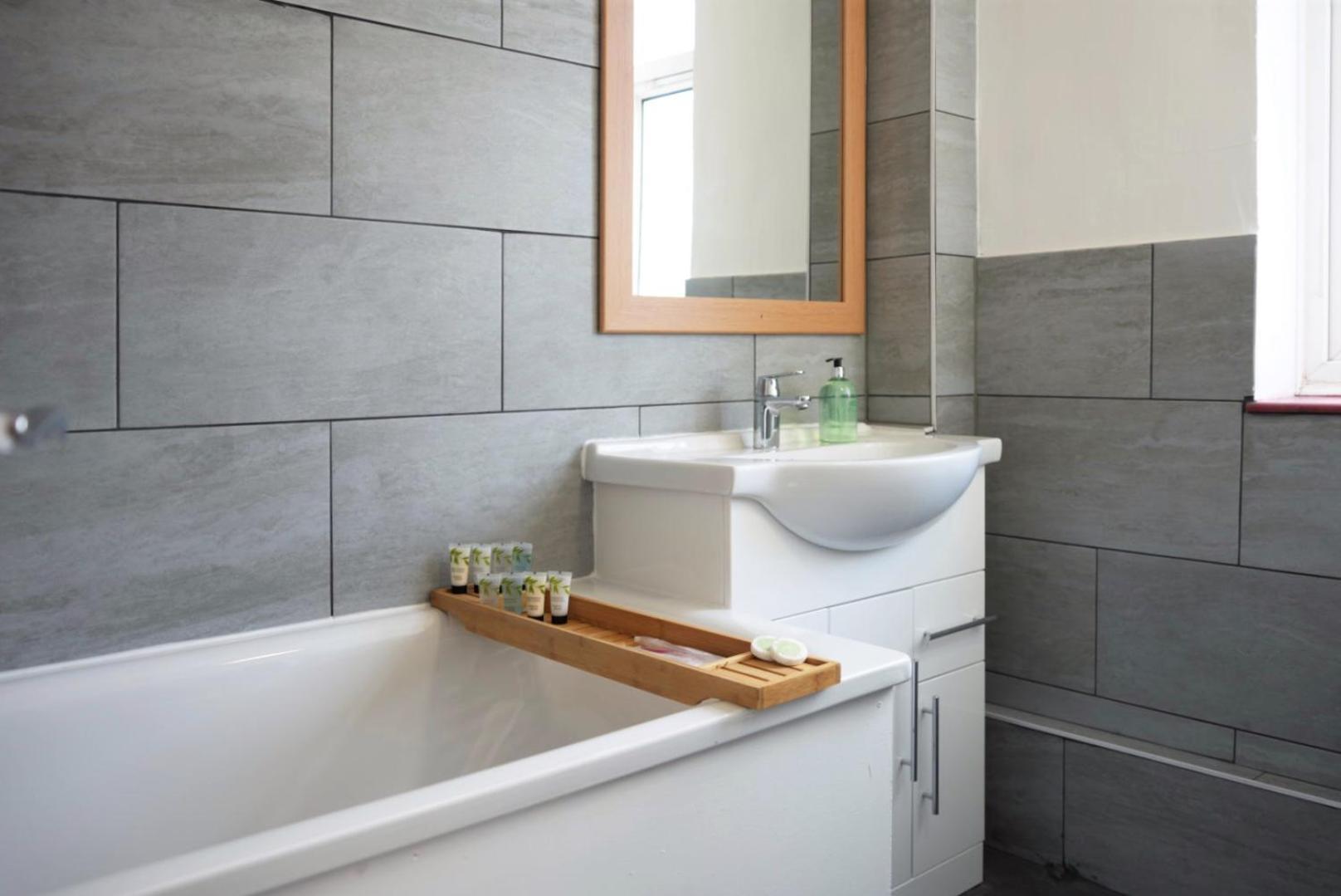 Sofia Place In Vauxhall - 3 Double Beds, 1 Sofa Bed, Spacious Apartment *