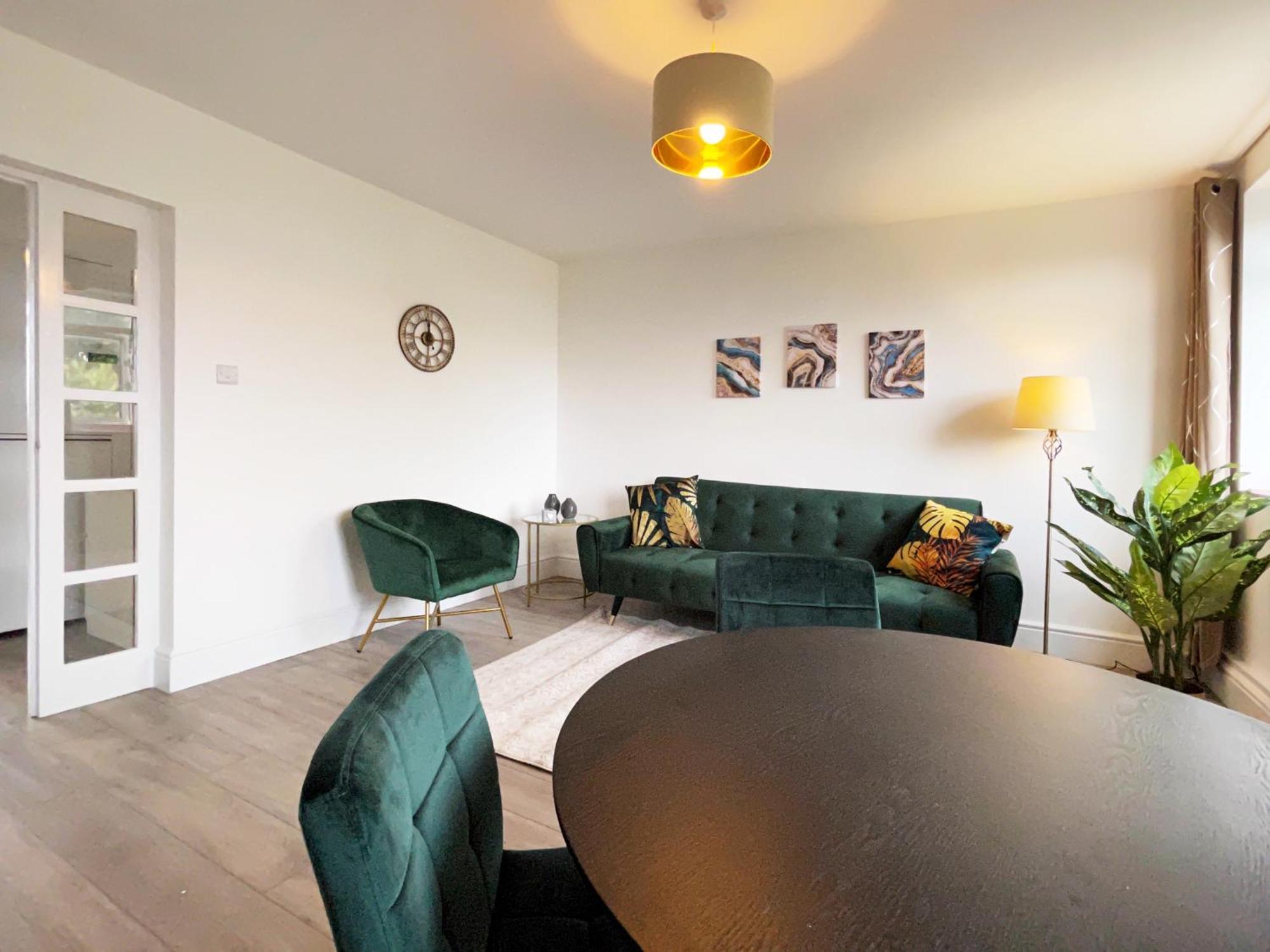 Sofia Place In Vauxhall - 3 Double Beds, 1 Sofa Bed, Spacious Apartment London