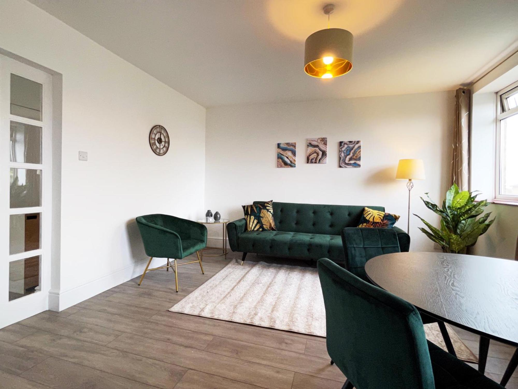 Sofia Place In Vauxhall - 3 Double Beds, 1 Sofa Bed, Spacious Apartment